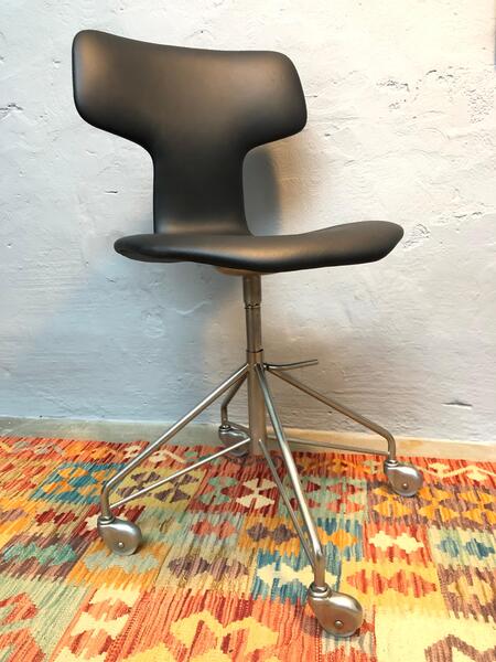 Vintage Arne Jacobsen 3113 Hammer Office Chair photo furniture