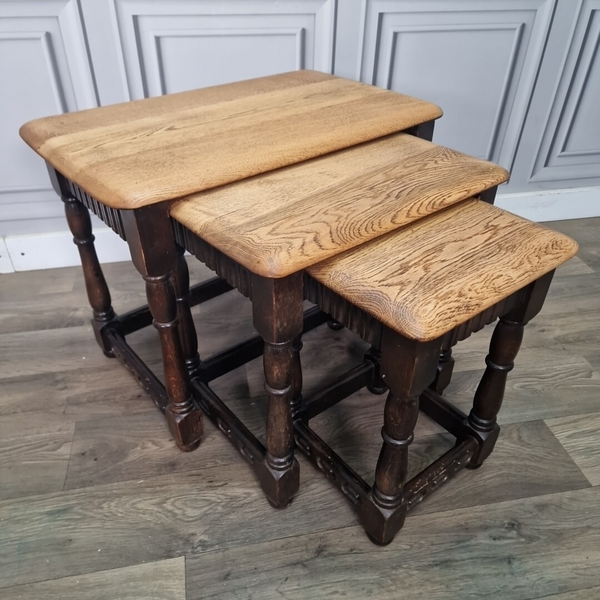 Vintage Nest Of 3 Solid Oak Wooden Coffee Side Lamp Tables Turned Wood Retro photo furniture