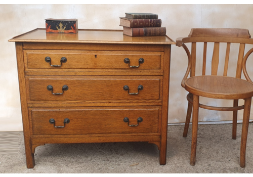 A Fabulous Quality Oak Cotswolds Arts And Crafts Style Chest Of Drawers