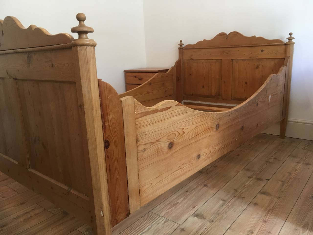 Victorian Antique Pine Single Sleigh Bed Vinterior - Victorian Antique Pine Single Sleigh Bed Vinterior