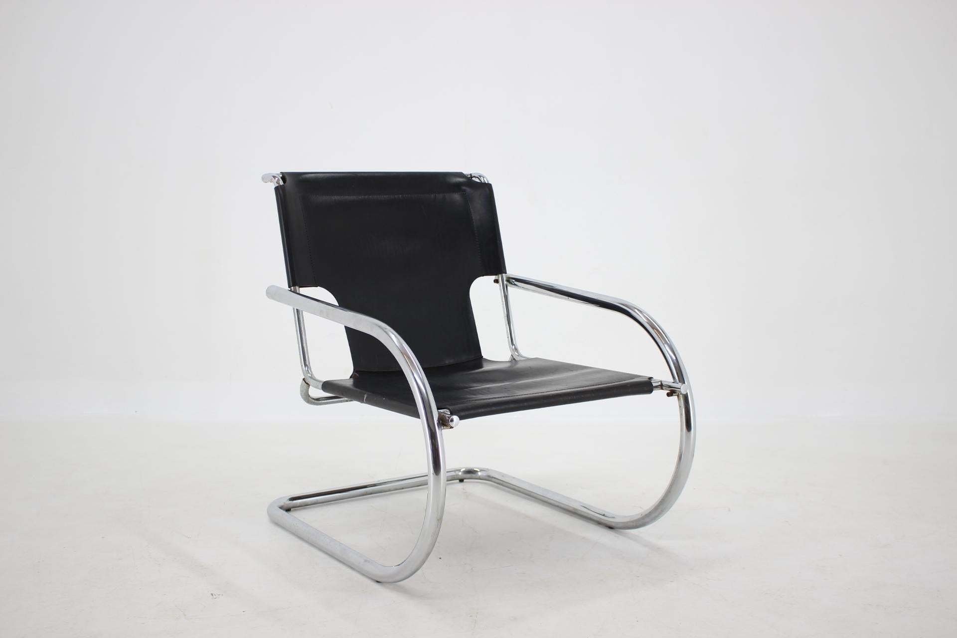 Leather Cantilever Chair, Italy Pair of Italian Arrben chairs in chrome