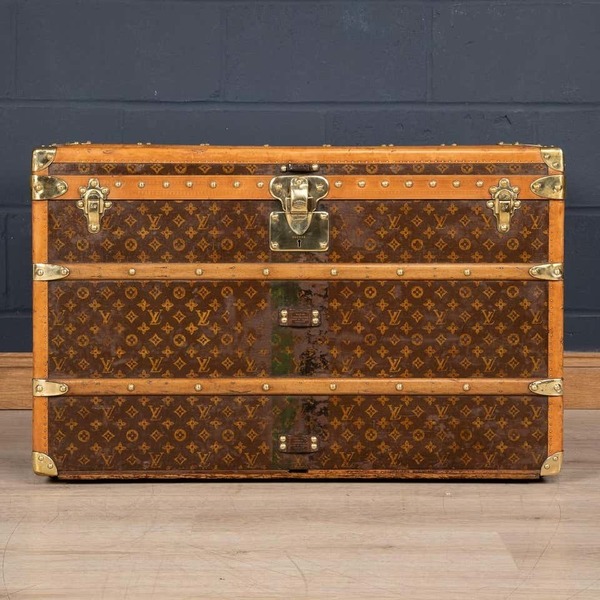 Lv Trunk Table Clock