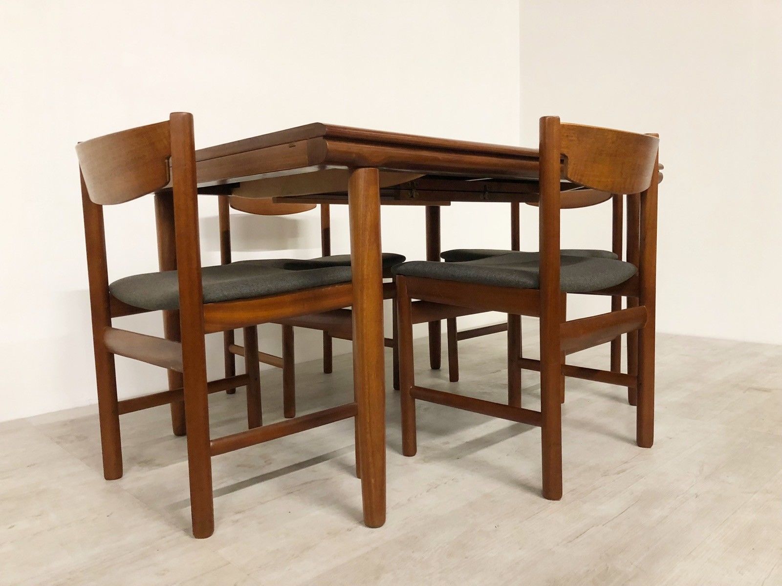 Vintage White & Newton Mid Century 70 S Teak Extending Dining Table And