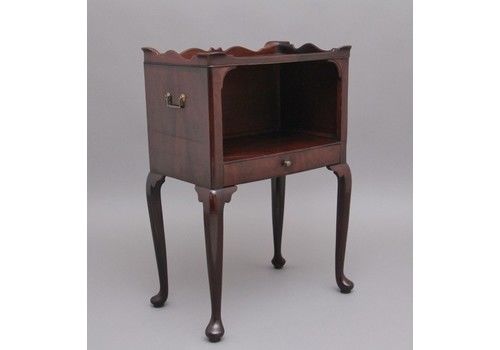 Early 20th Century Mahogany Bedside Cabinet In The Georgian Style