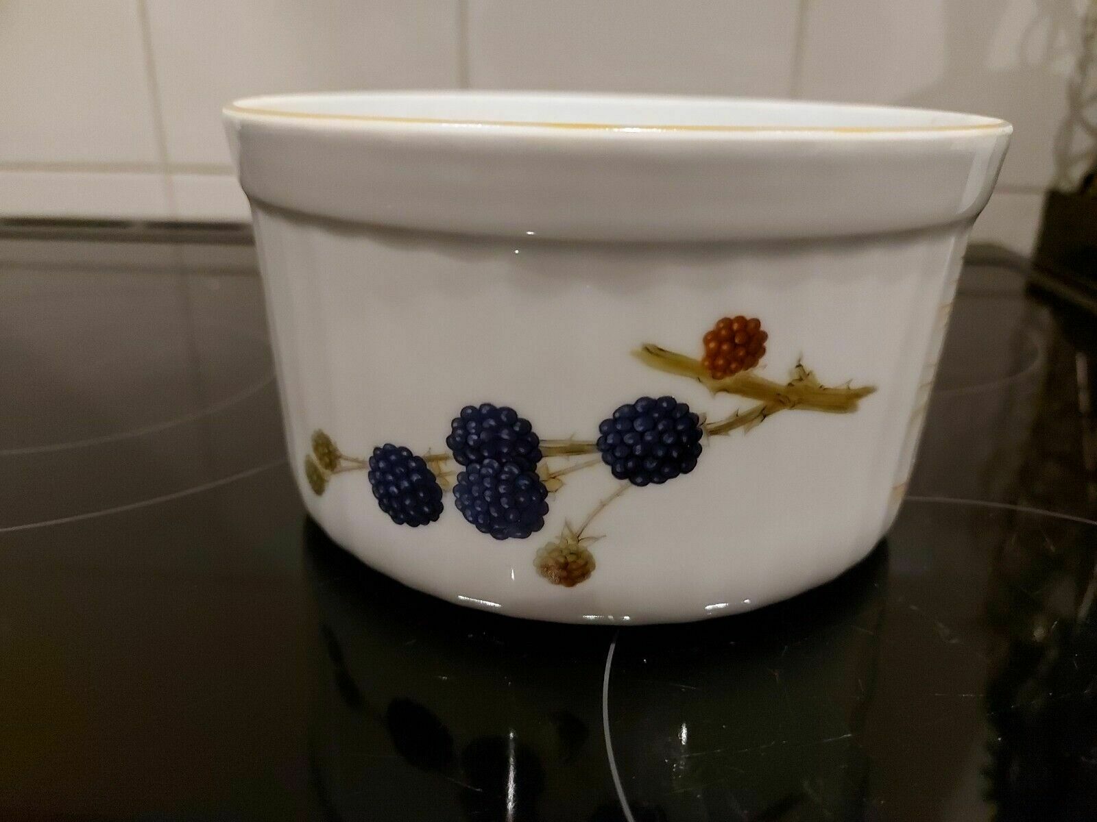 Royal Worcester Wild Harvest Serving/Soufflé Dish Vinterior