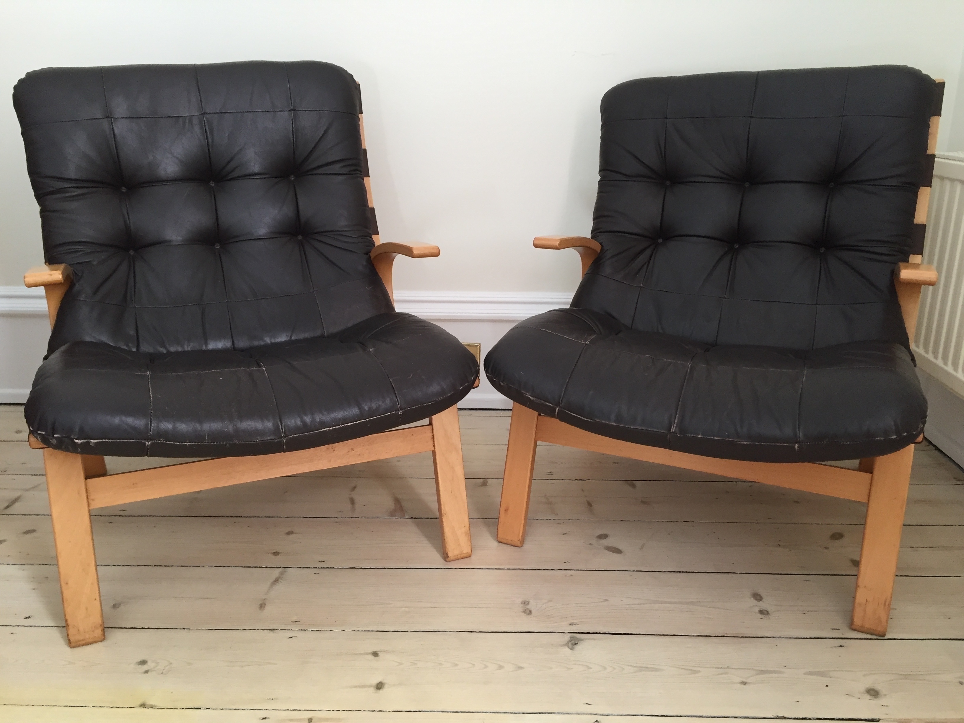 Danish Scandinavian Pair Of Siesta Type Bent Wood And Leather Cushion Chairs | Vinterior